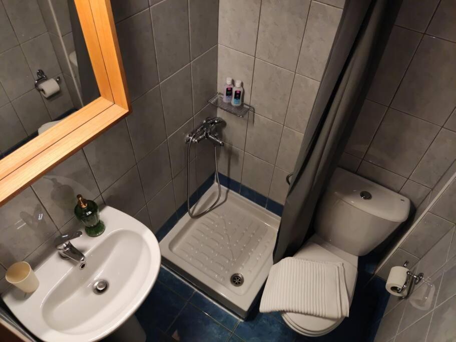 Elegant Central Studio With Balcony & 1 Gbps Fiber Tesalonika Bagian luar foto
